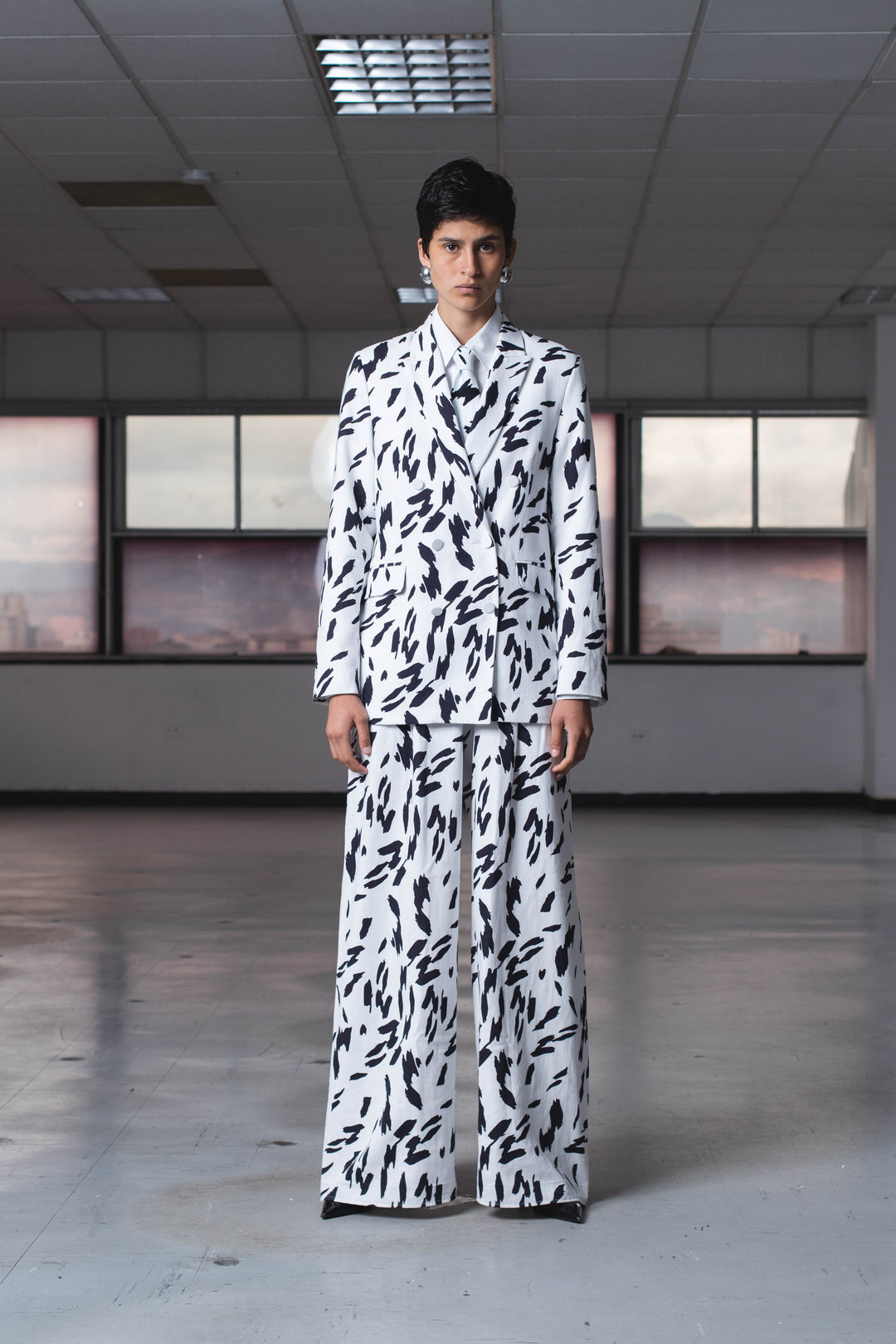 CRUELA TIE WHITE AND BLACK